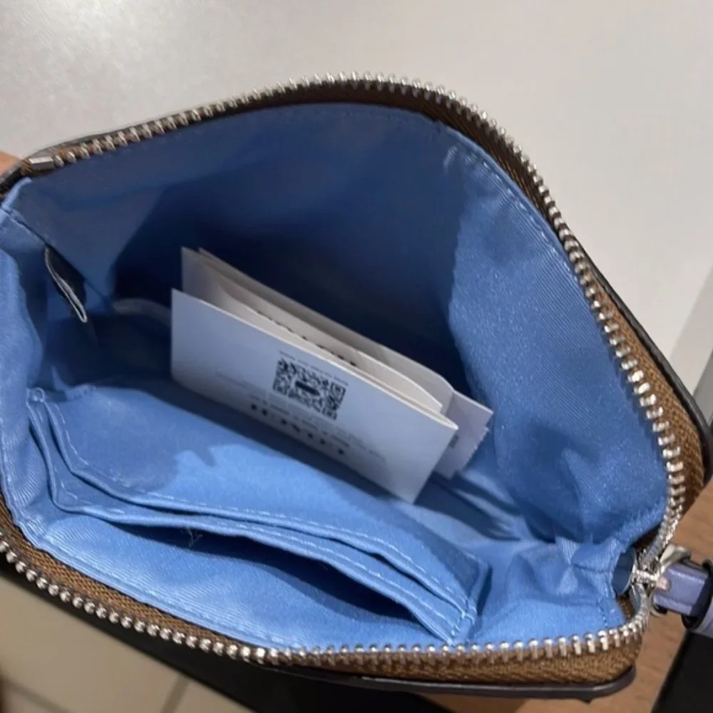 Corner Zip Wristlet In Signature Canvas Khaki / Marble Blue